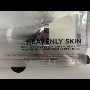 It Cosmetics Skin-Hugging Foundation Brush #707